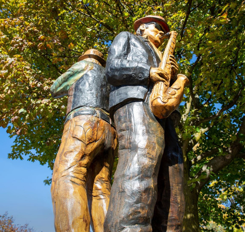 Tree sculpture of two musicians